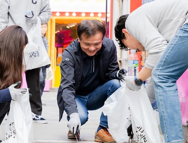 황일문 SK렌터카 대표이사가 구성원들과 함께 줍깅 활동에 참여하고 있다. 사진=SK렌터카