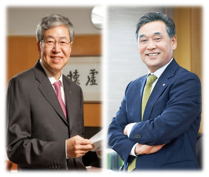 김한 제1대 JB금융지주 회장(왼쪽)과 김기홍 현 JB금융지주 회장. /사진제공=한국금융신문 DB