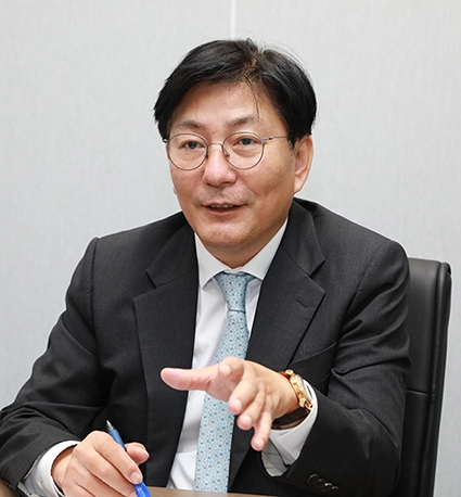 이성 NH투자증권 IB1사업부대표= 1969년 전북 전주 출생/ 전주 덕진고 졸업/ 중앙대 경영학과 졸업/ 서울대 글로벌IB과정 수료/ 옛 LG투자증권 입사/ 옛 LG투자증권 기업금융1팀/ 옛 우리투자증권 IB사업부 Heavy Industry부/ NH투자증권 IB사업부 Heavy Industry 부서장/ NH투자증권 IB1사업부 Industry1 본부대표/ 2024년 현재 NH투자증권 IB1사업부대표 // 사진제공= NH투자증권