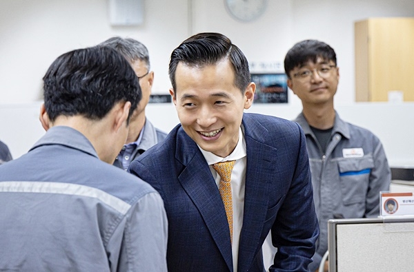 한화오션 인수 직후 인 지난해 6월 김동관 한화 부회장이 한화오션 거제사업장을 방문해 임직원들과 인사를 나누고 있다./사진=한화