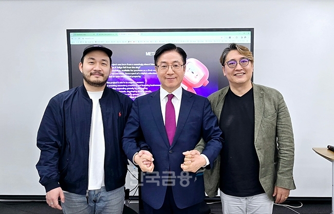 코리아씨이오서밋(이사장 박봉규)이 4월 9일 강남구 역삼동 GRC스페이스에서 주최한 서밋영포럼에서 박봉규 코리아씨이오서밋 이사장(가운데)이 주제발표자인 서진수 오디션벤처스 대표(오른쪽)와 조현진 젤리스페이스 대표를 소개하고 있다.(사진=코리아씨이오서밋)