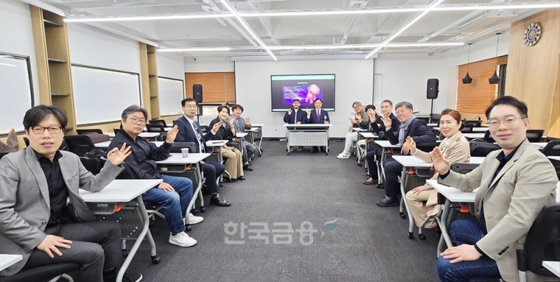 코리아씨이오서밋(이사장 박봉규)이 4월 9일 강남구 역삼동 GRC스페이스에서 주최한 서밋영포럼에서 참석자들이 기념촬영을 하고 있다. (사진=코리아씨이오서밋)