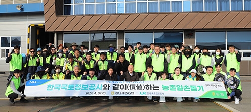 ▲ 농협충남세종본부는 천안시 성환읍 배 재배농가를 찾아 배꽃 화접 농촌일손돕기하고 기념사진 찍은 모습.