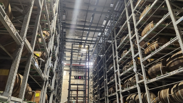 하이트진로 이천공장 내 오크통(목통) 숙성 시설. /사진=손원태기자