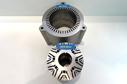 ▲ 포스코의 무방향성 전기강판을 사용해 제작된 구동모터용 철심. 무방향성 전기강판은 전기차 1회 충전당 주행거리를 늘릴 수 있는 핵심소재로 국내에서는 포스코만이 제작 가능하다. 사진 = 포스코