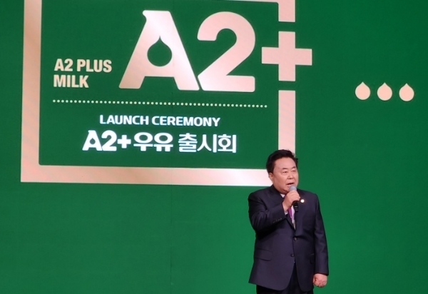 15일 서울 용산구 ‘그랜드 하얏트 서울’ 그랜드볼룸에서 서울우유협동조합 'A2+ 우유' 출시 기념 기자간담회가 열렸다. 사진은 문진섭 조합장이 신제품 출시 기념 축사를 하고 있다. /사진=손원태기자