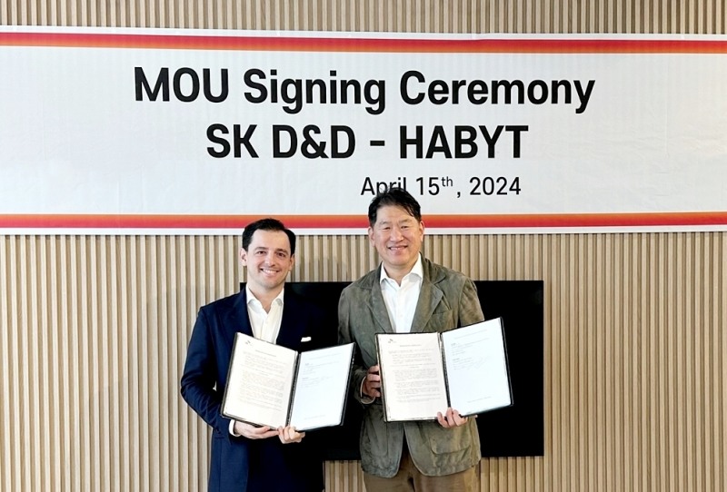 (왼쪽부터) 루카 보보네(Luca Bovone) 해빗 대표, 김도현 SK디앤디 대표가 주거 사업 강화를 위한 업무 협약(MOU)을 체결했다. / 사진제공=SK디앤디
