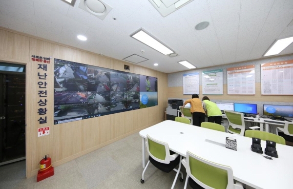 재난안전상황실에서 재난안전관리 전담직원이 근무하고 있다./사진제공=용산구