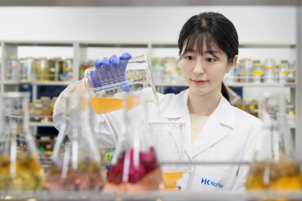 한국콜마가 모근 강화·모발 성장에 뛰어난 천연 원료 연구결과를 발표하며 국제학술대회에서 주목을 받고 있다. /사진=한국콜마