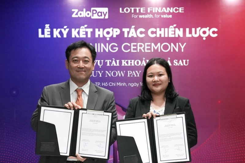 잘로페이 호찌민 본사에서 진행된 행사에서 공성식 롯데파이낸스 베트남 법인장(왼쪽), 레 란 찌(Le Lan Chi) 잘로페이 대표이사(오른쪽)가 기념촬영을 하고 있다.(2024.04.16.)/사진제공=롯데카드