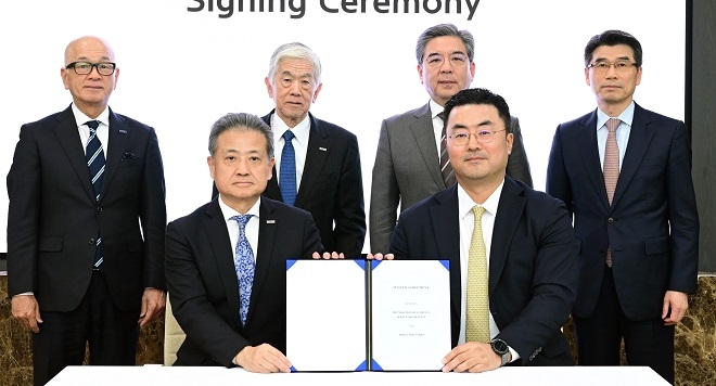 (앞줄 왼쪽부터)츠네카와 테쯔야 도레이그룹 전무, 김흥수 GSO 부사장 (뒷줄 왼쪽부터) 오오야 미츠오 도레이그룹 사장, 닛카쿠 아키히로 도레이그룹 회장, 장재훈 현대자동차 사장, 송호성 기아 사장. 사진제공=현대차.
