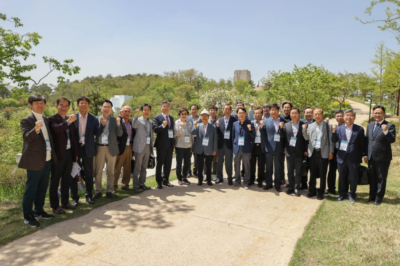 황병우 DGB금융그룹 회장(왼쪽에서 일곱 번째)과 계열사 사외이사들이 단체 기념 촬영을 하고 있다. /사진제공=DGB금융그룹