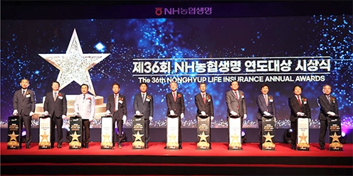 ▲ 강호동 농협중앙회 회장(가운데), 윤해진 NH농협생명 대표이사(오른쪽 다섯 번째), 다음 안용승 농협중앙회이사. 동창원농협 황성보 조합장. 성남농협 이형복 조합장. 사무소 부문 대상 수상 조합장들이 연도대상 시상식에서 기념 촬영을 하는 모습.