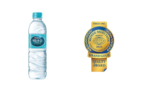 농심(대표 이병학) 백산수가 세계적 권위의 벨기에 몽드 셀렉션(Monde Selection)의 생수부문 평가에서 최고 등급인 ‘대상(Grand Gold)’을 2년 연속 수상했다고 22일 밝혔다. /사진=농심 백산수