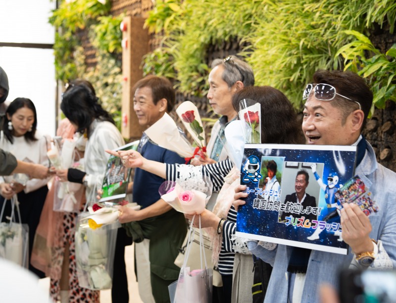 지난 19일 김포공항 입국장에서 팬들이 준비해온 플래카드, 꽃다발 등 선물을 '후뢰시맨' 주연 배우들에게 전달하고 있다. / 사진제공=컴투스홀딩스