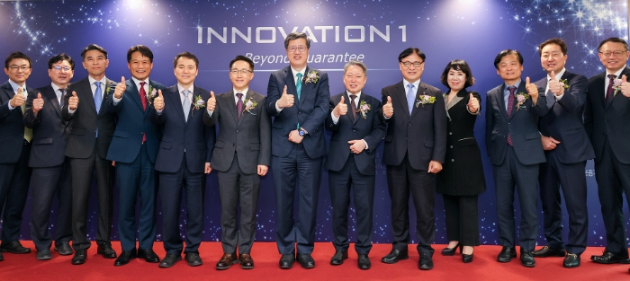 지난 19일 서울 마포구 프론트원에서 진행된 ‘이노베이션1 론칭식’에서 최원목 신용보증기금 이사장(왼쪽에서 일곱 번째)과 참석자들이 기념 촬영을 하고 있다. /사진제공=신용보증기금