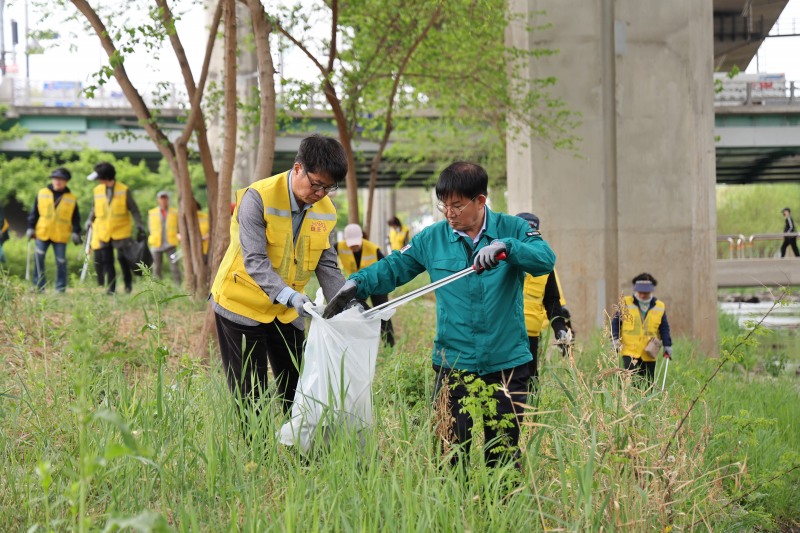 박강수 마포구청장이 성산천에 버려진 쓰레기를 주우며 하천정화활동을 하고 있다./사진제공=마포구