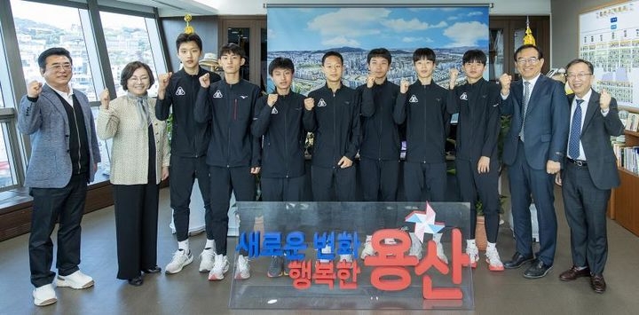 박희영 용산구청장(왼쪽에서 두 번째)이 지난 22일 배문고 육상부 선수들과 함께 기념촬영을 하는 모습./사진제공=용산구