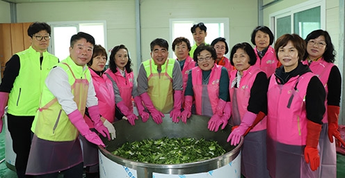 ▲ 충남세종농협(본부장 백남성)과 고향주부모임 충남세종도지회(회장 편임숙)는 관내 소외계층 위한 사랑의 김치 나눔 봉사활동을 펼치며 기념촬영한 모습.