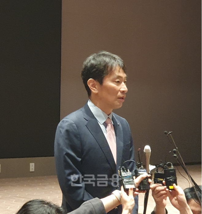 이복현 금융감독원장이 25일 여의도 한국거래소에서 금감원, 한국거래소, 한국예탁결제원, 한국증권금융 공동으로 개최한 '개인투자자와 함께하는 열린 2차 토론'을 마치고 기자들의 질문에 답하고 있다. / 사진= 한국금융신문(2024.04.25)