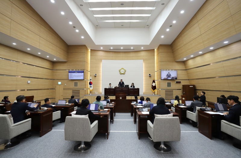 오천진 용산구의회 의장이 본회의를 주재하는 모습./사진제공=용산구의회