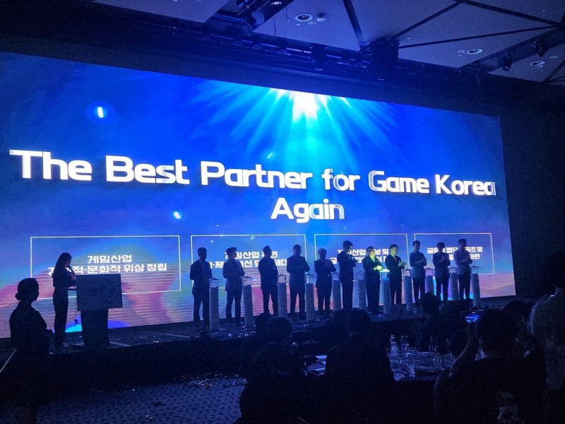 한국게임산업협회가 20주년 기념식에서 새로운 비전 'The Best Partner for Game Korea Again'을 공개하고 있다. / 사진=김재훈 기자