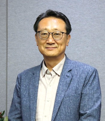 △ 1967년생 / 서강대학교 경영학과 졸업 / 헬싱키대학교 경제대학원 MBA / 1993~2000년 장은신용카드(현 KB국민카드), 현대캐피탈 근무 / 2000~2003년 마스터카드 인터내셔널코리아 근무 / 2003~2018년 신한카드 신사업기획팀장, 모바일사업팀장, 미래사업본부장, DT부문장, 디지털사업본부장 / 2019~2021년 애큐온저축은행 디지털혁신부문장 / 2021년 7월~2023년 5월 애큐온캐피탈 디지털혁신부문장(부사장) / 2023년 5월~ 애큐온저축은행 대표이사
