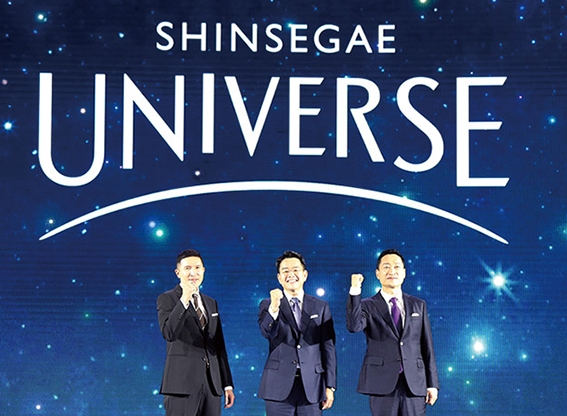 ▲ 지난해 6월 신세계 유니버스 페스티벌 행사에 등장한 이인영 SSG닷컴 대표, 강희석 전 이마트 대표, 전항일 G마켓 대표(왼쪽부터). G마켓 인수를 주도한 강희석 전 대표는 지난해 9월 해임됐다. 사진제공 = 신세계그룹