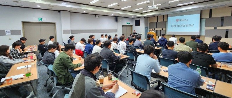 진광우 KBI건설 대표이사가 지난 26일 'KBI건설 워크샵'에서 임직원들에게 수주 및 매출 목표와 무재해 현장 달성에 최선을 다해 달라고 독려하고 있다./사진제공=KBI그룹