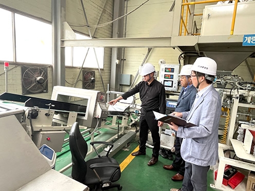 ▲ 농협중앙회 충남검사국 소속의 검사역이 금마농협 미곡종합처리장에 대한 정기감사를 진행하며 중대재해 조치매뉴얼에 따른 점검 및 지도를 진행하고 있다.