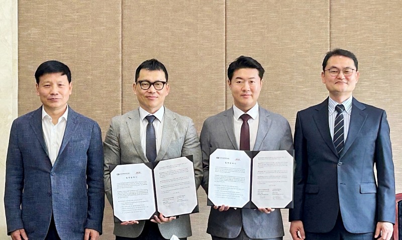 상하이 민항구 우징진 진하이민 당서기(왼쪽부터), 이랜드차이나 대외협력실&자산개발 김남국 실장, 한국액셀러레이터협회 전화성 협회장, 이랜드차이나 투자운영부문 박정근 이사./사진제공=이랜드차이나
