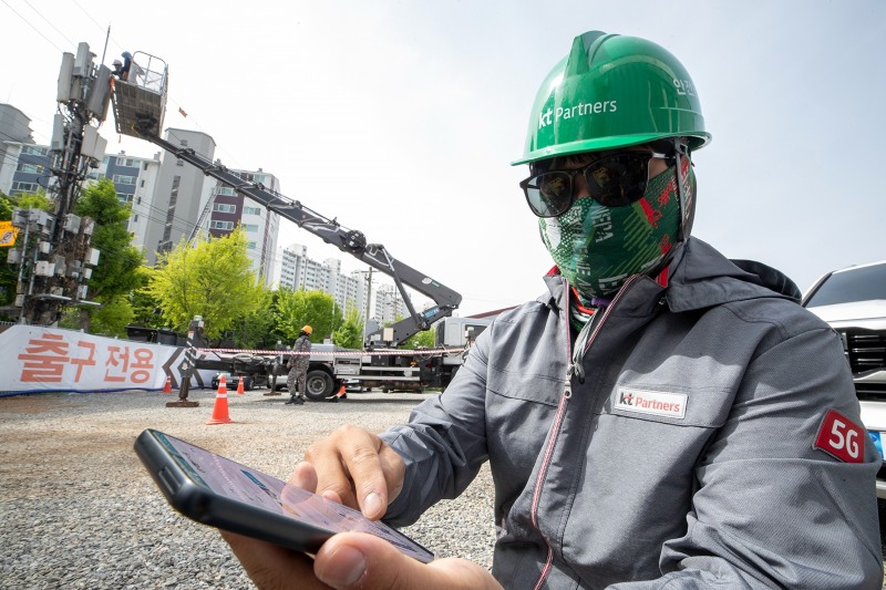 KT가 근로자의 날을 맞아 생성형 AI를 활용한 산업 안전 관리 플랫폼 올 인 세이프티를 공개했다. / 사진제공=KT