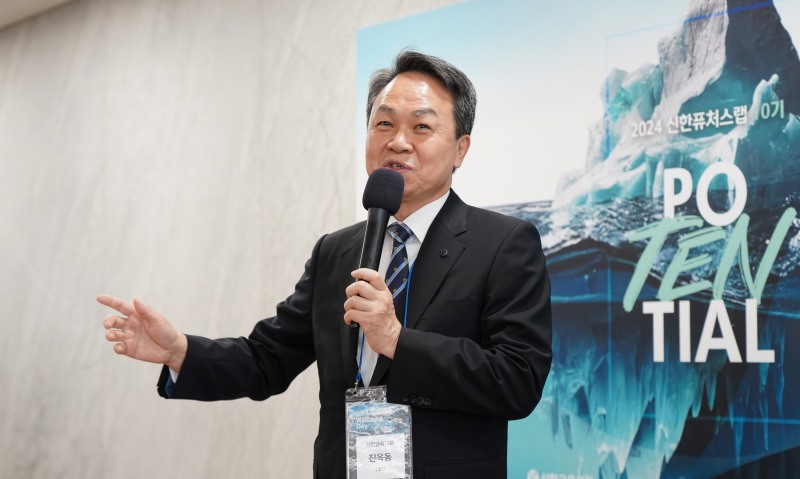 신한금융그룹은 지난달 30일 서울 삼성동 신한벤처투자 본사에서 그룹 스타트업 액셀러레이팅 프로그램인 ‘신한 퓨처스랩’ 10기 선발 기업 대상 웰컴데이를 개최했다. 행사에 참석한 진옥동 신한금융그룹 회장이 환영사를 하고 있다./사진제공=신한금융