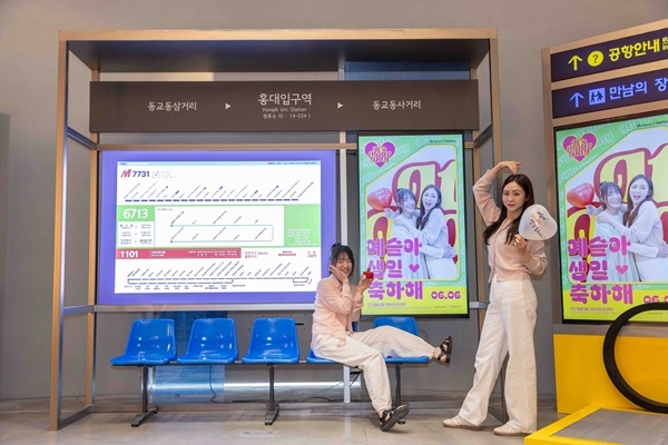 SKT 홍보모델이 홍대 소재 ICT 복합 문화공간 T팩토리에서 전시를 체험하는 모습. / 사진제공=SKT