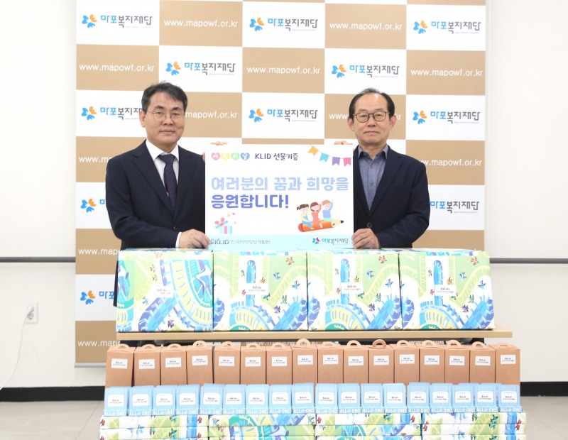 이재영 원장(왼쪽)과 마포복지재단 이홍주 이사장이 ‘가정의 달맞이 선물세트 전달식’에서 기념촬영을 하는 모습./사진제공=한국지역정보개발원