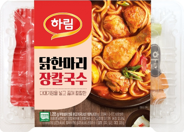 종합식품기업 하림(회장 김홍국)은 강원도 지역 별미 칼칼한 장칼국수에 신선한 닭고기를 넣어 푸짐하게 즐길 수 있든 밀키트 ‘닭한마리 장칼국수’를 3일 출시했다. /사진=하림