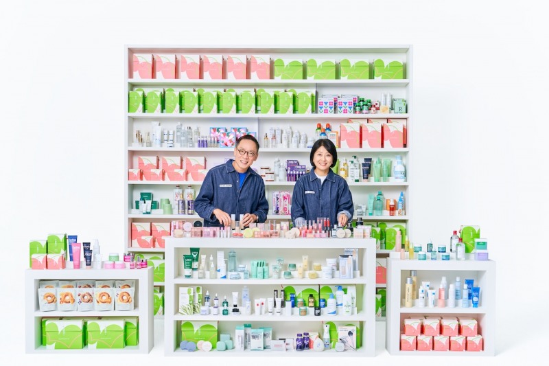 정태영 현대카드 대표이사 부회장(왼쪽)과 이선정 올리브영 대표이사(오른쪽)가 파트너십 협약식에서 기념 촬영을 하고 있다.(2024.04.29.)/사진 제공 = 현대카드