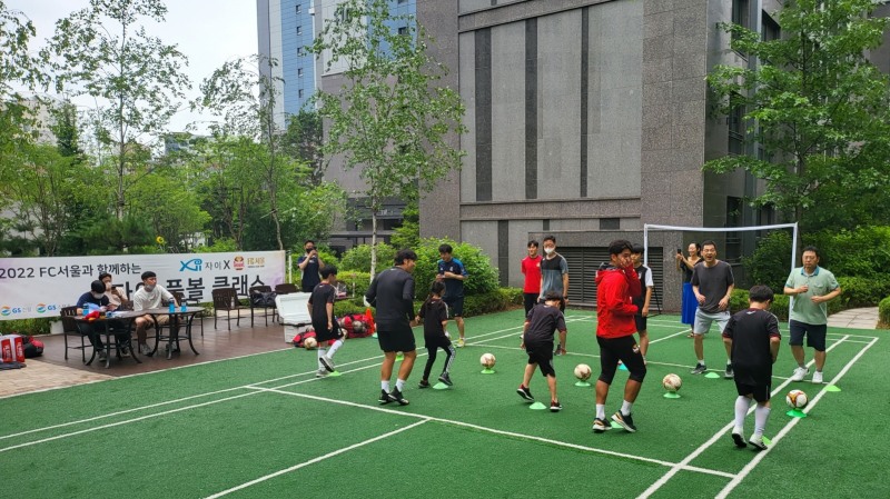 지난 2022년, 서울 마포구에 위치한 신촌그랑자이 아파트에서 진행된 ‘FC서울과 함께하는 찾아가는 풋볼클래스’ 행사에 참여한 입주민들이 축구 기술을 배우고 있다. / 사진제공=GS건설
