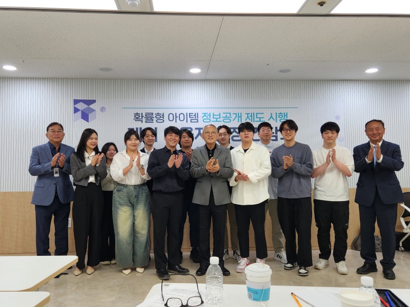 유인촌 문체부 장관(가운데)이 8일 게임위 수도권 사무소에서 '확률형 아이템 정보공개 제도' 현황을 점검했다. / 사진=김재훈 기자