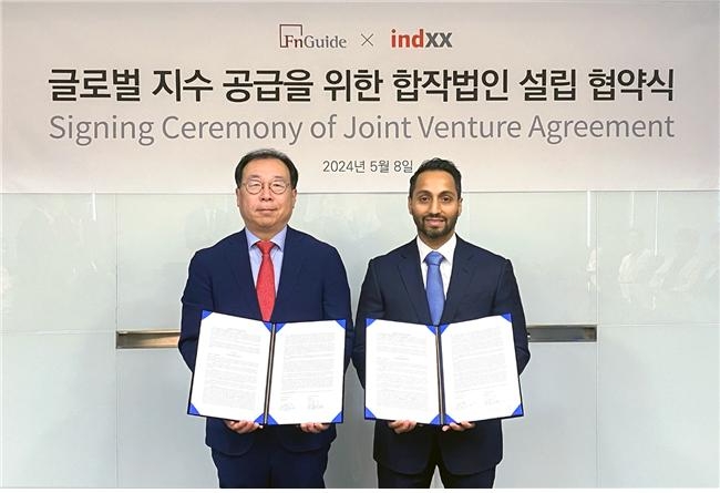 에프앤가이드는 미국 Indxx와 글로벌 지수 공급을 위한 조인트벤처(JV) 설립 계약을 체결했다. 왼쪽부터 이철순 에프앤가이드 대표이사, Rahul Sen Sharma Indxx 공동 대표이사. / 사진제공= 에프앤가이드(2024.05.08)