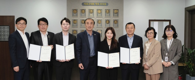 백남환 마포구의회 부의장(왼쪽에서 네번째)을 비롯한 결산검사 위원들이 기념촬영을 하는 모습./사진제공=강동오 의원