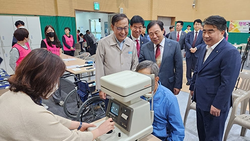 ▲ 최민호 세종특별자치시장(가운데), 백남성 농협충남세종본부장(오른쪽), 신상철 남세종농협조합장(왼쪽)이 세종특별자치시 보람국민체육센터에서 진행된 농촌왕진버스 봉사활동에서 농업인을 격려하고 있다.