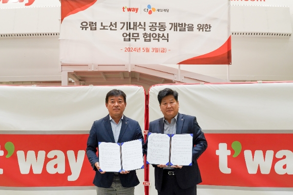 CJ제일제당(대표 강신호)이 국내 저비용항공사(LCC) 최초로 유럽 노선을 취항하는 티웨이항공과 손잡고 13일부터 기내식 메뉴를 출시한다. /사진=CJ제일제당