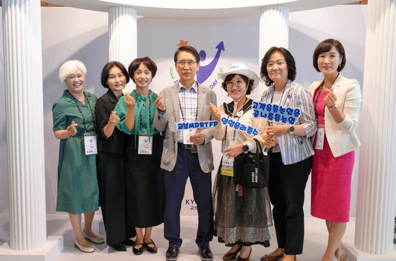 지난 14일 충남 천안 계성원에서 열린 '2024 교보 MDRT DAY'에서 신창재 교보생명 대표이사 겸 이사회 의장(가운데)이 교보 MDRT FP들과 기념촬영을 하고 있다.(2024.05.14.)./사진제공=교보생명