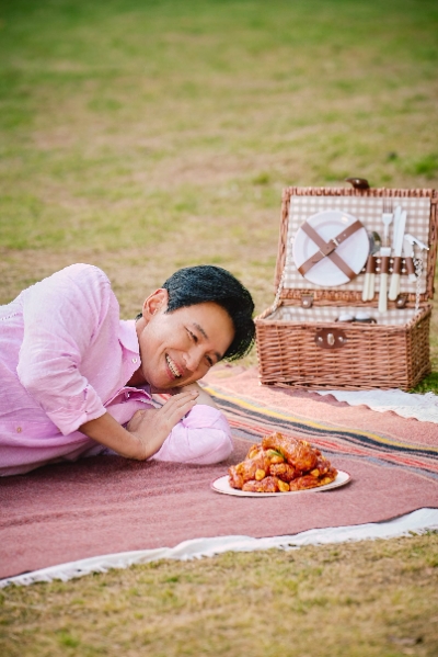 치킨 프랜차이즈 bhc치킨이 새 모델로 배우 황정민을 발탁했다. 아울러 신제품 ‘쏘마치’ 마케팅 활동을 본격 전개한다. /사진=bhc치킨