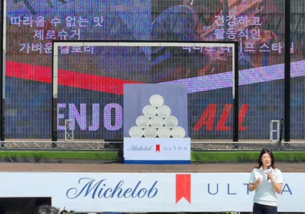 박상영 오비맥주 글로벌 브랜드 담당 상무가 17일 오전 서울 한강 예빛섬에서 저칼로리 맥주 신제품 '미켈롭 울트라' 출시 배경을 설명하고 있다. /사진=손원태기자