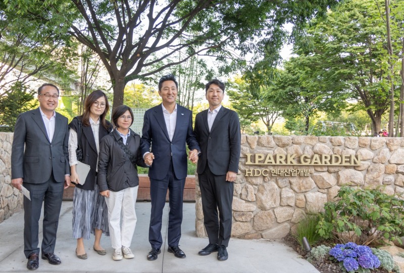 사진 왼쪽부터 신왕섭 HDC현대산업개발 실장, 이현경 HDC현대산업개발 조경팀 매니저, 이주은 정원작가, 오세훈 서울시장, 권상민 HDC현대산업개발 조경팀장 / 사진제공=HDC현대산업개발