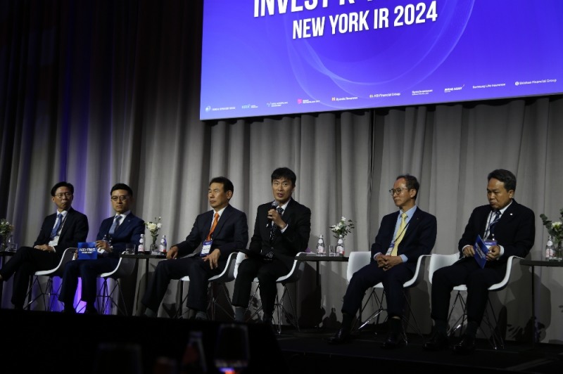 16일(현지시각) 뉴욕 투자설명회(IR) 모습. (왼쪽부터) 부산국제금융진흥원 이명호 원장, 삼성생명 홍원학 사장, 미래에셋증권 김미섭 대표이사, 칼라일그룹 하비 슈와츠(Harvey M. Schwartz) 대표이사, KB금융지주 양종희 회장, 주한뉴욕총영사관 김의환 총영사, 금융감독원 이복현 원장, 한국거래소 정은보 이사장, 서울특별시 강철원 정무부시장, 신한금융지주 진옥동 회장, 모건스탠리 다니엘 심코위츠(Daniel Simkowitz) 공동대표, 한국투자증권 김성환 대표이사, 현대해상 조용일 대표이사, JP모간 김기준 한국대표. / 사진제공= 금융감독원(2024.05.19)