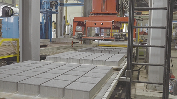 ▲ 제로 시멘트 보도블록 생산 과정. 사진제공 = 삼성물산 건설부문