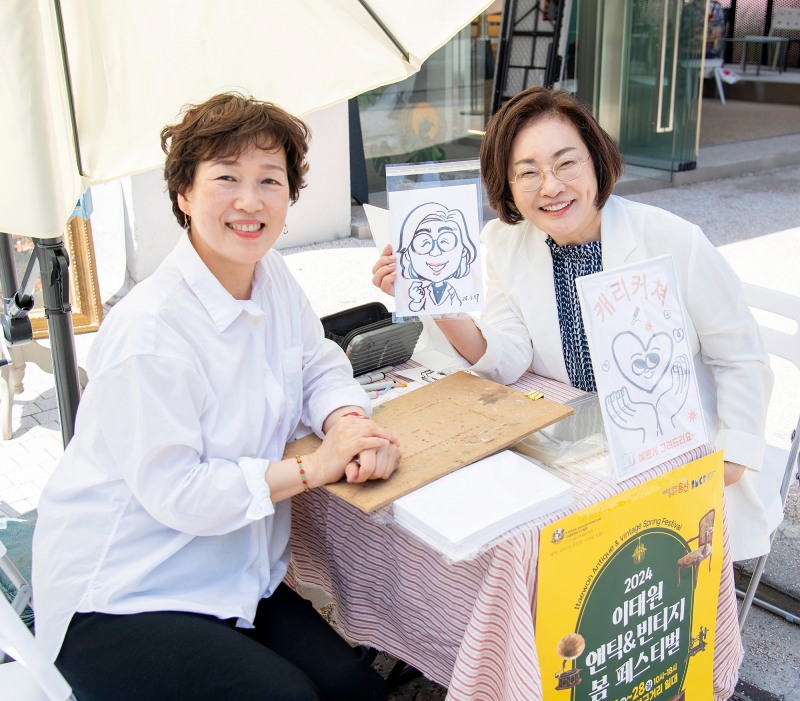 박희영 용산구청장이 2024 이태원 앤틱 빈티지 봄 페스티벌 행사에서 캐리커쳐 그려주기 체험하는 모습./사진제공=용산구